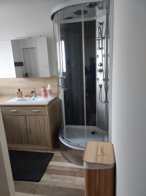 Dusj, hårføner, håndklær og såpe