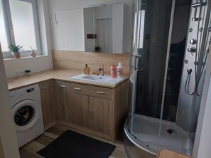 Douche, sèche-cheveux, serviettes fournies, savon