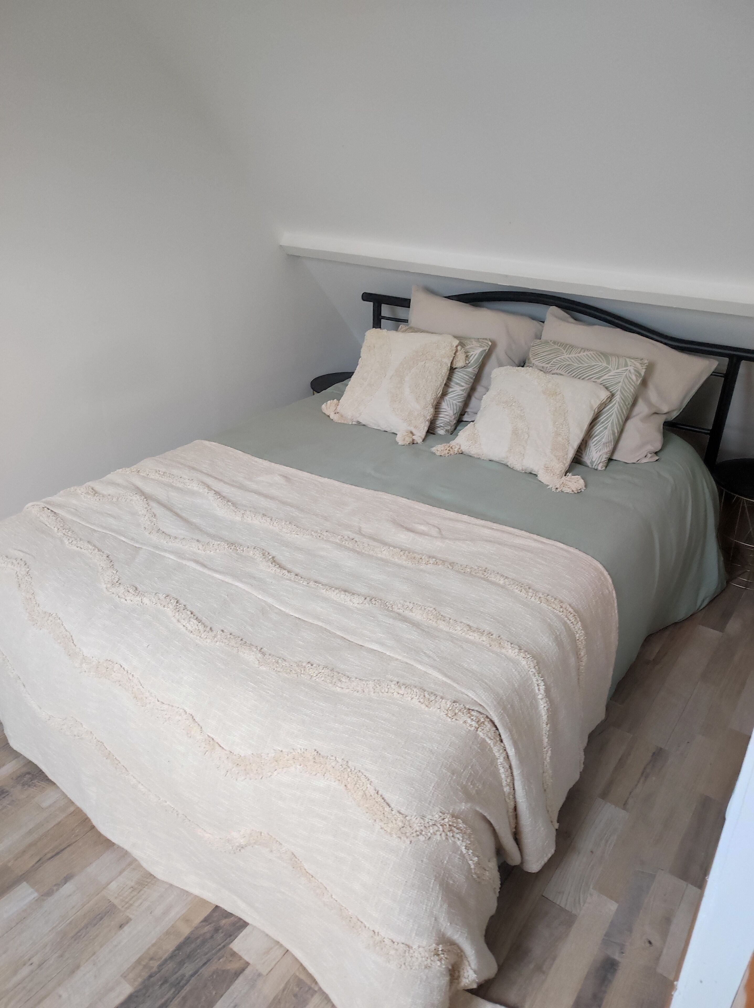 2 多间卧室、熨斗/熨衣板、旅行婴儿床、床单