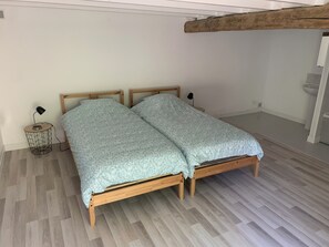 3 bedrooms, iron/ironing board, internet, bed sheets