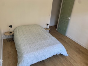 3 habitaciones, tabla de planchar con plancha, internet y ropa de cama