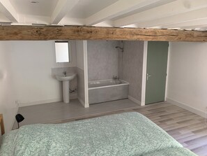 3 bedrooms, iron/ironing board, Internet, bed sheets