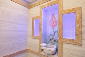 Salas de tratamiento para parejas, una bañera de hidromasaje, baño turco