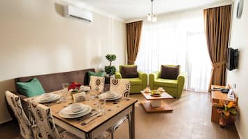 Comfort-Studiosuite, Balkon, Poolblick | Wohnzimmer