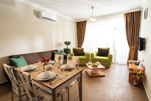 Comfort Studio Suite, Balcony, Pool View | Living room