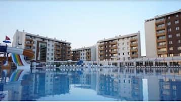 2 piscinas internas, 3 piscinas externas