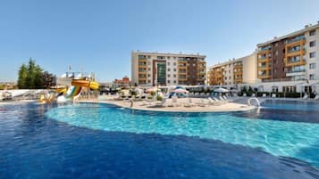 2 piscinas internas, 3 piscinas externas