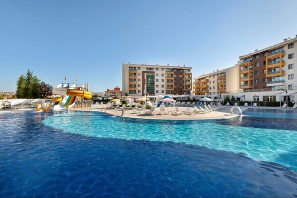 2 indoor pools, 3 outdoor pools