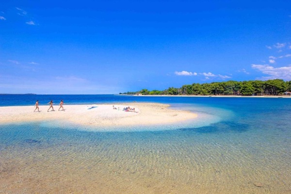 Una spiaggia nelle vicinanze