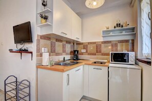 Réfrigérateur, micro-ondes, plaque de cuisson, cafetière/bouilloire
