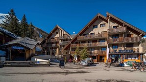 A ski resort building with multiple balconies and a sign for 'Vd. Matter Sport'. - Apartment in France with Stunning Mountain Views (Allos)