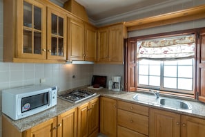 Geladeira, micro-ondas, cooktop, lava-louças