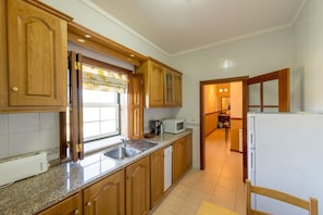 Geladeira, micro-ondas, cooktop, lava-louças