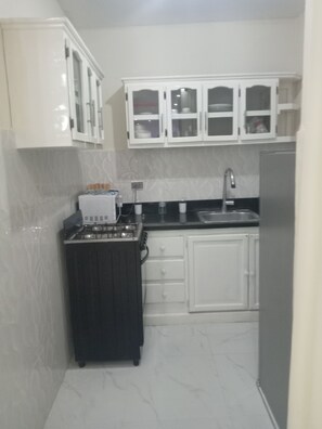 Mikrobølgeovn, oppvaskmaskin og kjøkkenutstyr