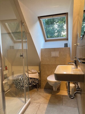 Haartrockner, Handtücher, Seife, Toilettenpapier