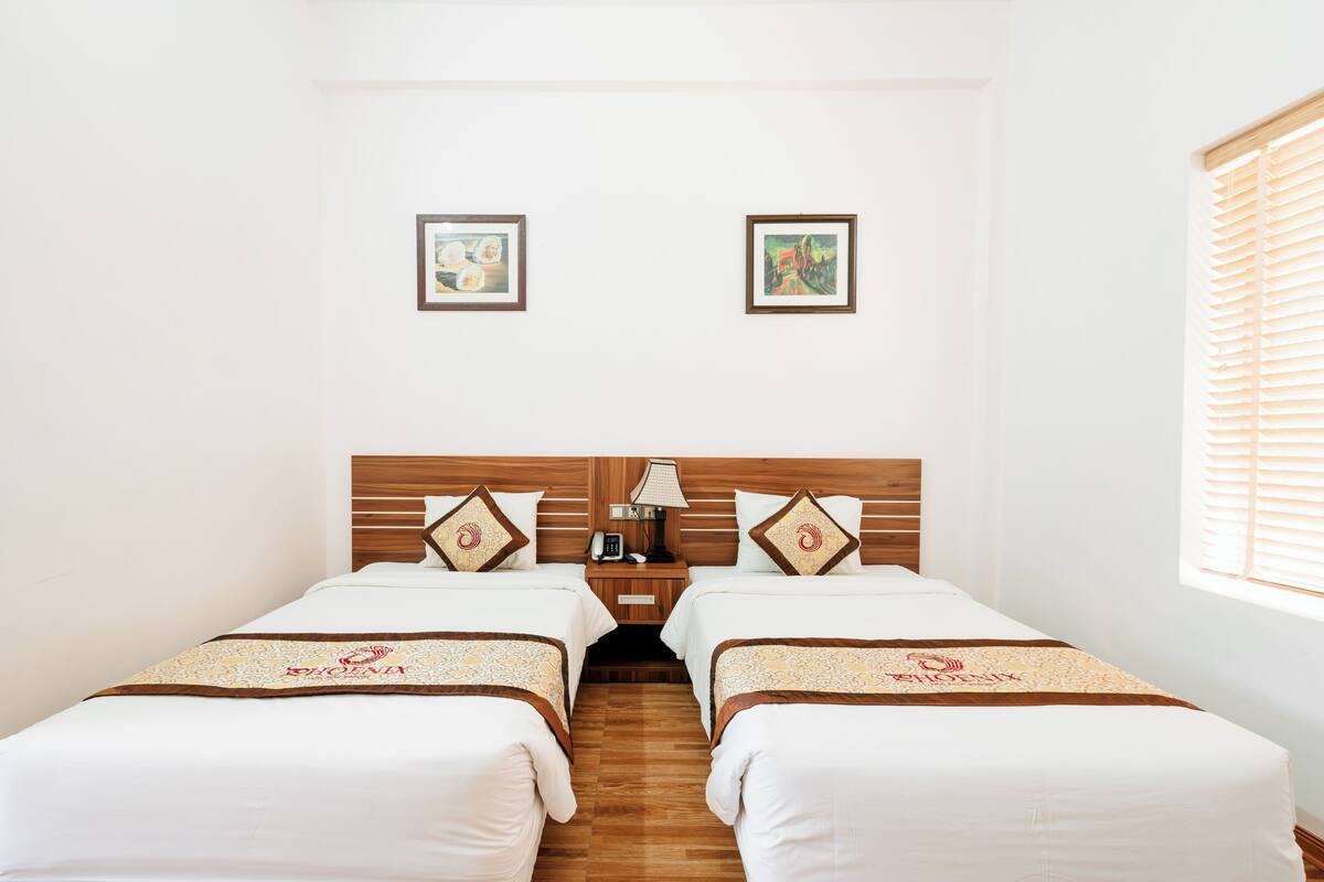 Habitación básica con 1 cama matrimonial o 2 individuales, balcón, vista a la colina | Escritorio y wifi gratis