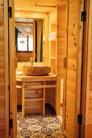 Signature Chalet, Balcony, Garden View | Bathroom | Free toiletries, hair dryer, towels, soap