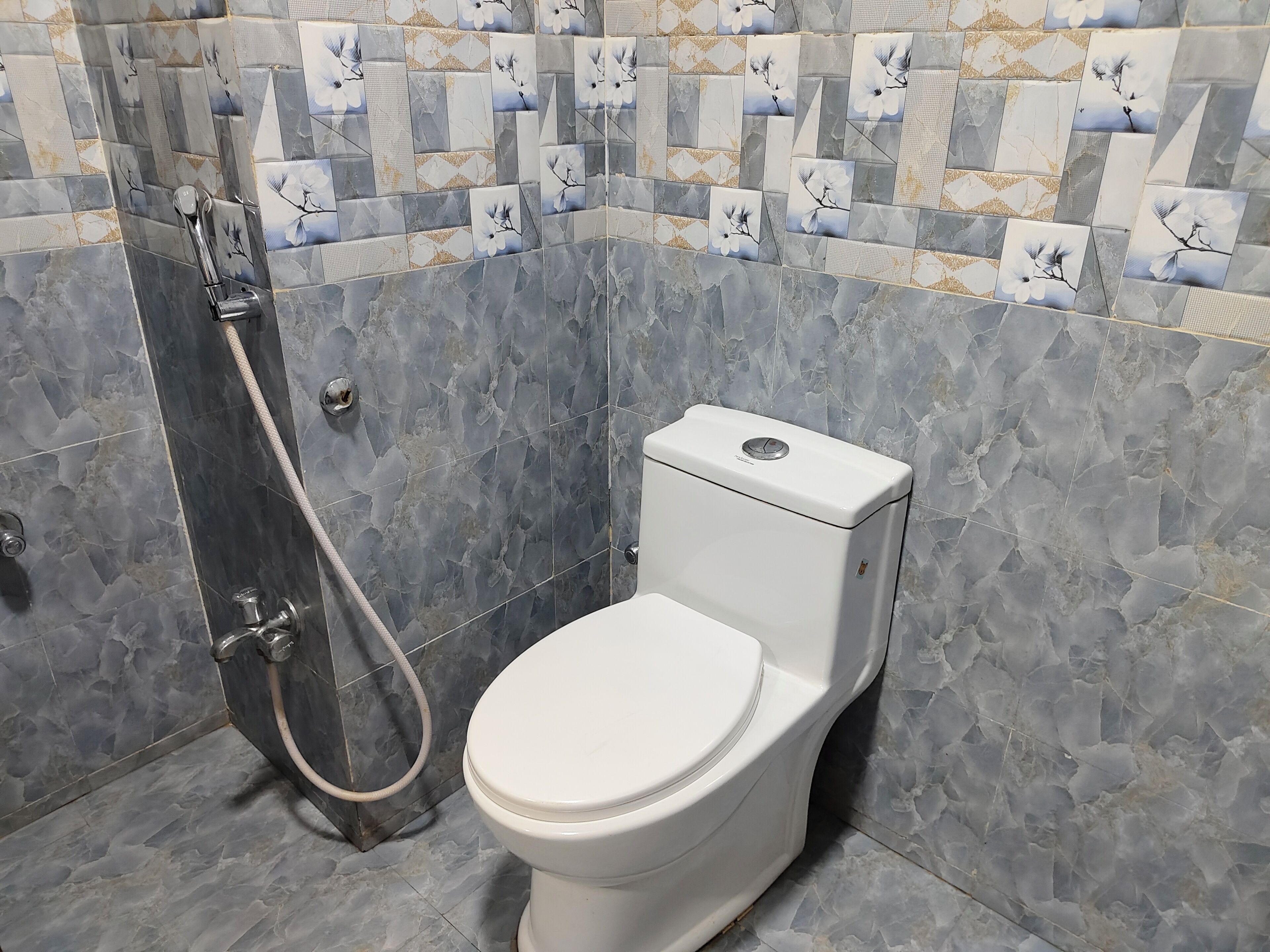 Un baño con inodoro y ducha.