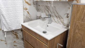 Douche, sèche-cheveux, serviettes fournies, savon