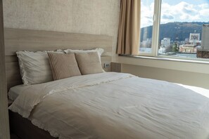 2 عدّة غرف نوم ومكواة/لوح كي وواي فاي وملاءات أسرّة