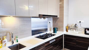 Microondas y utensilios de cocina