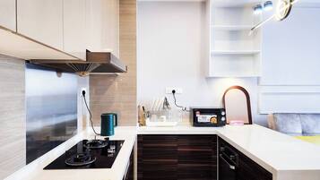 Micro-ondes, batterie de cuisine, vaisselle et ustensiles