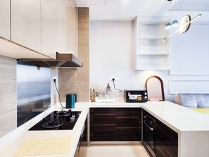 Microwave, cookware/dishes/utensils