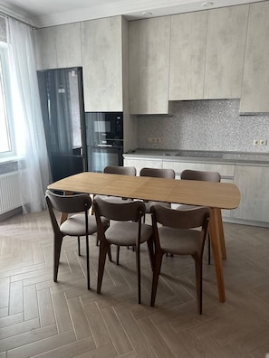 Apartamento Confort, balcón, vistas a la ciudad | Cocina privada