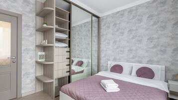 Leilighet – comfort, balkong, byutsikt | Strykejern/-brett og wi-fi (inkludert)