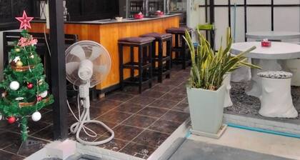 Economy-Doppelzimmer nur mit Ventilator und externem Badezimmer