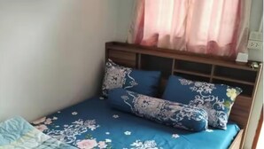 1 bedroom, Internet - Economy double room with fan only and external bathroom facilities (Taphong)