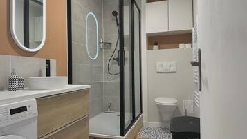 Douche, sèche-cheveux, serviettes fournies, savon