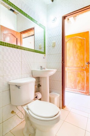 Shower, towels - Casa Tara Private Room (Taganga)