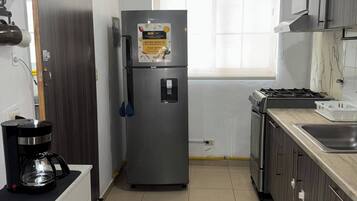 Een koelkast, een microgolfoven, een oven