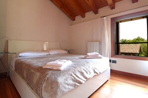 2 bedrooms, iron/ironing board, travel crib, free WiFi