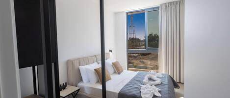 5 bedrooms, iron/ironing board, Internet, bed sheets