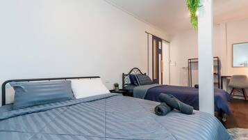 2 bedrooms, iron/ironing board, internet