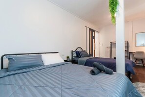 2 bedrooms, iron/ironing board, internet