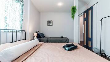 2 bedrooms, iron/ironing board, internet