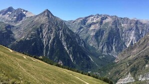 A mountainous landscape with a clear sky. - Studio in Les Deux Alpes near Ski Slopes (Les 2 Alpes)