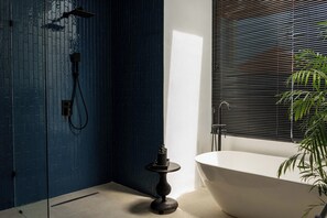 Douche, serviettes fournies, savon, papier de toilette