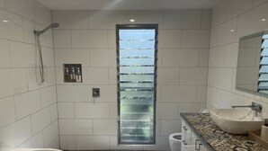 A modern bathroom with a shower, a bathtub, and a sink. - Rainforest retreat near Canyon Lookout & trails, mins to Springbrook wonders (Springbrook)