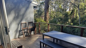 A wooden deck with a metal railing, a bench, and two chairs. - Rainforest retreat near Canyon Lookout & trails, mins to Springbrook wonders (Springbrook)
