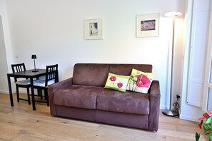 คอนโด | บริเวณนั่งเล่น | สมาร์ททีวี 40 นิ้ว พร้อมช่องดิจิตอล