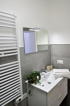 Condo | Bathroom | Shower, towels, soap, shampoo