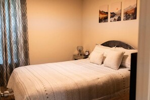 3 chambres, fer et planche à repasser, lit de bébé portatif