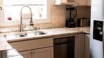 Een koelkast, een magnetron, een oven, een kookplaat