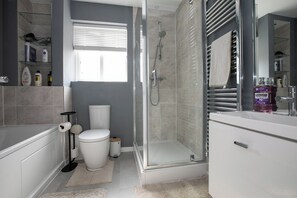 Shower, hair dryer - The Scenic Luxury House (Greater Manchester)