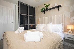 3 habitaciones, escritorio, tabla de planchar con plancha y wifi gratis