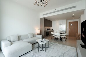 TV - Beachfront 2BR w Palm & Sea Views (Dubai)